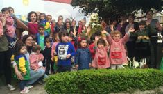 Alg�ns dos participantes na festa da escola infantil estradense fixeron unha foto de familia xunto ao maio