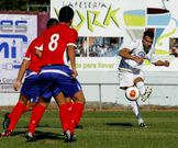 Iv�n, disparando a puerta, lleva tres goles marcados .