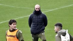 Claudio Girldez, en presencia de Marcos Alonso y Christian Fernndez, dirigiendo un entrenamiento reciente del Celta.