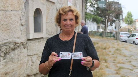Elena Garc�a con sus abonos para la Fiesta Taurina de las Peregrinas