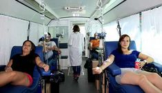 Cuatro j�venes laracheses, donando sangre a media ma�ana de ayer en la unidad m�vil.
