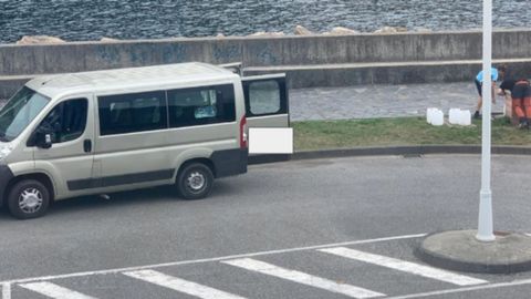 Coches mal aparcados en San Juan de la Arena