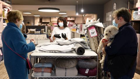 Gente de compras tambi�n en Santiago 