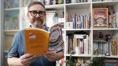 Ram�n Dom�nguez Veiga co seu libro �Zoom� nas mans