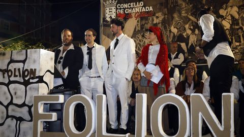 Miembros de los diferentes grupos participantes en el desfile de carros pasaron por el palco durante la entrega de los premios