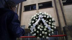 Corona de flores ante la nave de Asados en A Pobra donde apareci�n muerta en un pozo Diana Quer