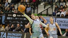 Carlota Men�ndez, con el dorsal 66, en un partido reciente del Celta.