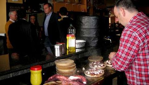 La pulpera Ezequiel haba servido ya 90 raciones cuando comenz la presentacin de la fiesta.