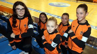 Paula, Sara, Martina, Iria y Valeria, las capitanas de los equipos de base del Burela FS, lucen el brazalete en el Vista Alegre.