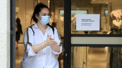 Una mujer con mascarilla a las puertas de Zara, en Lugo