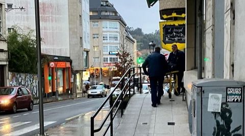 Los servicios funerarios retiran el cad�ver en el n�mero 8 de la calle Jes�s Garc�a Naveira.