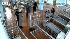 La web pro-Kremlin Life.ru public� el viernes varios v�deos que muestran lo que parece ser un dormitorio de la prisi�n de Pokrov y a un hombre parecido a Navalni, vestido con un uniforme azul, hablando con un carcelero