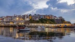 El puerto de Malpica, con la Atalaia al fondo, al amanecer