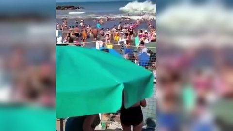 Imagen difundida en redes de la ola gigante que sorprendi� a decenas de turistas de Santa Clara (Argentina)