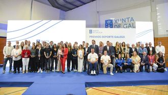 Foto de familia de los galardonados con los Premios Deporte Galego en el 2025.