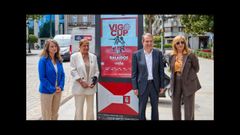 El alcalde y concejalas del gobierno municpal mostraron uno de los paneles en la Plaza de Compostela