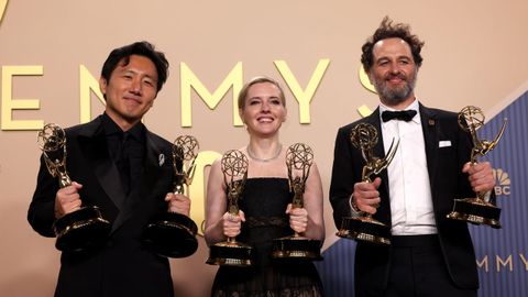 El director Hiro Murai, la guionista Katie Dippold y el actor y productor Matthew Rhys, con sus premios Emmy por &laquo;La maldici&oacute;n de Widow's Bay&raquo;