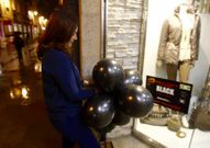 Las tiendas colocar�n globos negros y un cartel. 