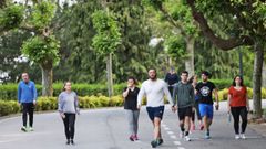 Un grupo de personas paseando por el parque de O Castro en los d�as del coronavirus