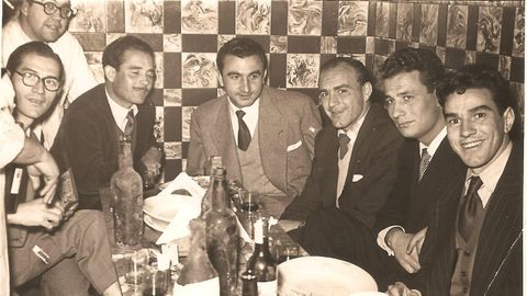 Juanito, segundo derecha, con Di Stefano, tercero derecha; junto a otros compaeros del Real Madrid en el Chicote. 