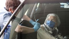 En algunos hospitales, como en el Donostia de San Sebasti�n, la vacunaci�n de mayores de 80 a�os se ha hecho en los propios veh�culos