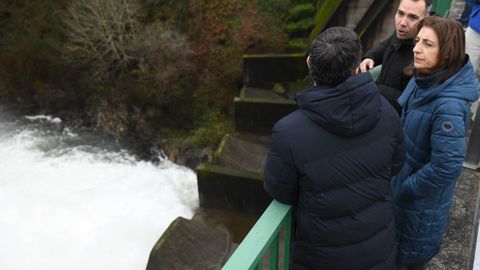 La conselleira &Aacute;ngeles V&aacute;zquez, durante su visita a la presa de Caldas de Reis