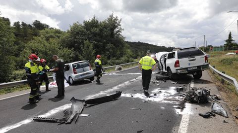 Los dos vehculos implicados en el accidente sufrieron graves desperfectos a causa del impacto