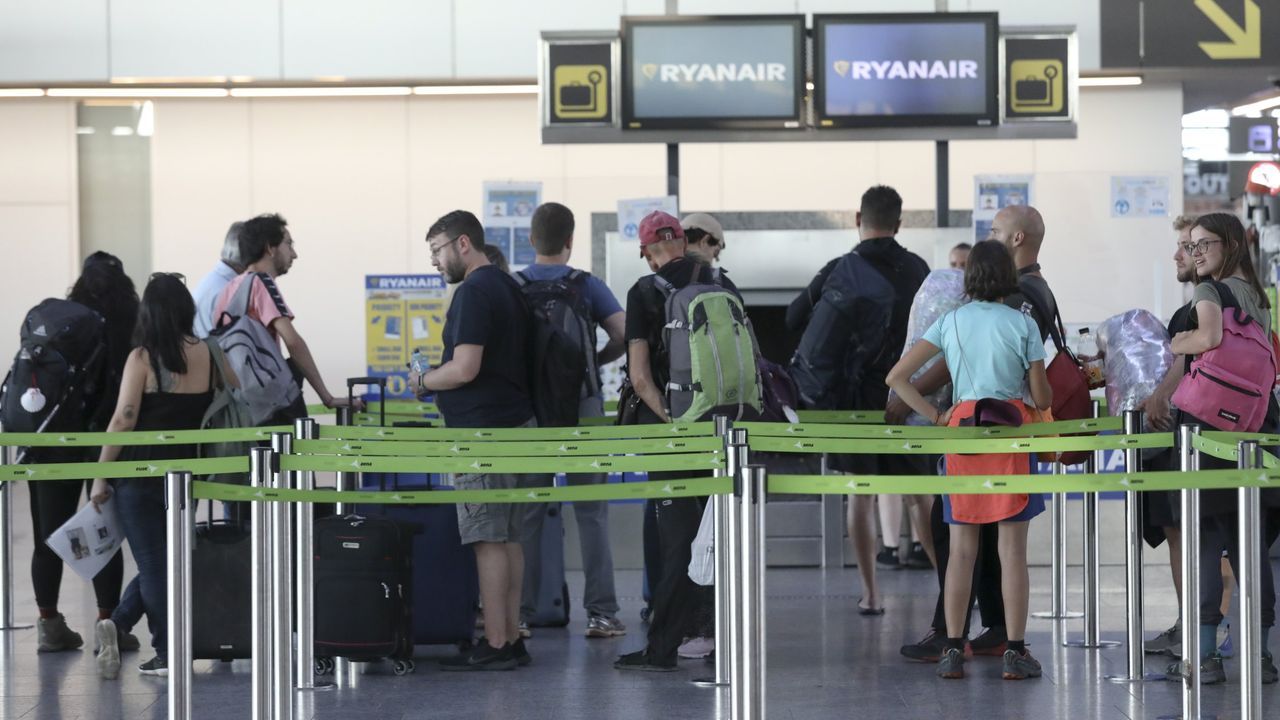 El Concello de Santiago pide a Aena que incentive la operatividad de los aeropuertos medianos