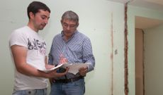 El alcalde (derecha) revisa el proyecto del nuevo espacio.