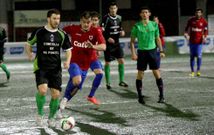 Rub�n Pardo presionado por Rub�n M�rquez, autor del �nico gol, y ante la mirada de �rbitro. 