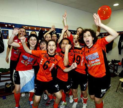 Las jugadoras del Burela se proclamaron campeonas de Liga y Copa de ftbol sala.