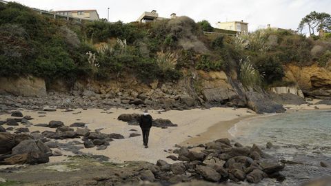 Rocas cadas en la cala de O Xunqueiro, en Mera (Oleiros).