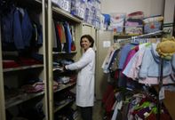 Mar�a Jes�s Sa�nz, en el ropero de C�ritas que viste a centenares de familias necesitadas. 
