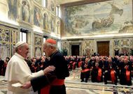 El papa salud� al decano del Colegio Cardenalicio, Angelo Sodano, tras el acto de la ma�ana de ayer.