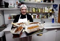 Bernarda G�mez, con alg�ns dos pans doces que fai cada semana.