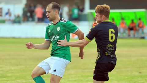 Peli trata de frenar a David Ben en el Burela 1-1 Viveiro del pasado 13 de agosto en A Marosa.