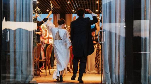Los recién casados entrando en el banquete.