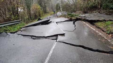 Un argayo corta la carretera de acceso a La Nueva