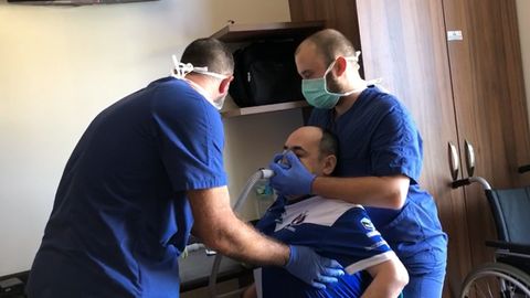 Fisioterapia respiratoria en la unidad postcovid instalada en la residencia del Montep�o en Felechosa