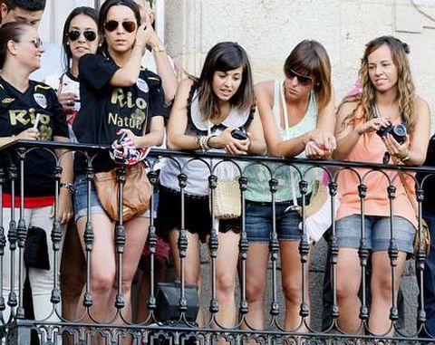 Las mujeres de los futbolistas, en el balc�n del Concello, la primera por la derecha, Ver�nica.