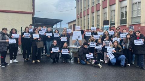 La comunidad educativa del CEIP de O Vicedo, con todo el profesorado, visibiliz� este martes las dificultades que atraviesa el sistema educativo p�blico por los recortes y la falta de adaptaci�n a la sociedad actual