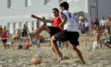 Los partidos de f�tbol playa tienen mucho tir�n entre los aficionados en O �zaro.