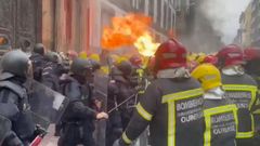 Un lanzallamas en la manifestaci�n de los bomberos en Ourense