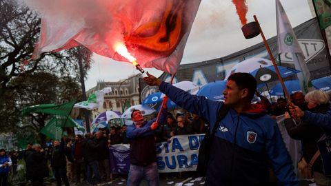 Protesta de los principales sindicatos contra el sobreendeudamiento familiar que tuvo lugar este mes de agosto en Buenos Aires.