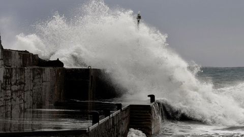 Vista del puerto de la localidad asturiana de Cudillero donde se han producido olas de entre 4 y 5 metros de altura