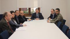 Alfredo Canteli se re�ne con miembros del colectivo Los Franciscanos. A la izquierda, Sof�a Fern�ndez-Pe�a.