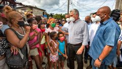 El presidente cubano Miguel Diaz-Canel recorre el barrio Los Pocitos, en La Habana, el pasado jueves, como parte de las visitas que realiza por zonas marginales del pa�s.