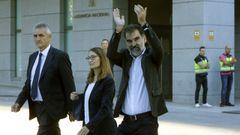 Jordi Cuixart, a la derecha, con los brazos en alto, en una imagen de archivo