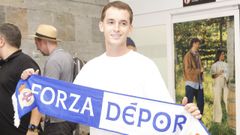 Marc Casad�, ayer, a su llegada al aeropuerto de A Coru�a tras firmar por el Deportivo.