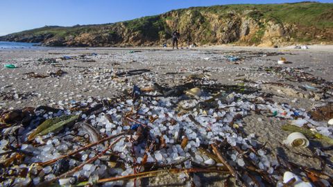 Microplsticos aparecidos en laplaya de Nemia, en Muxa